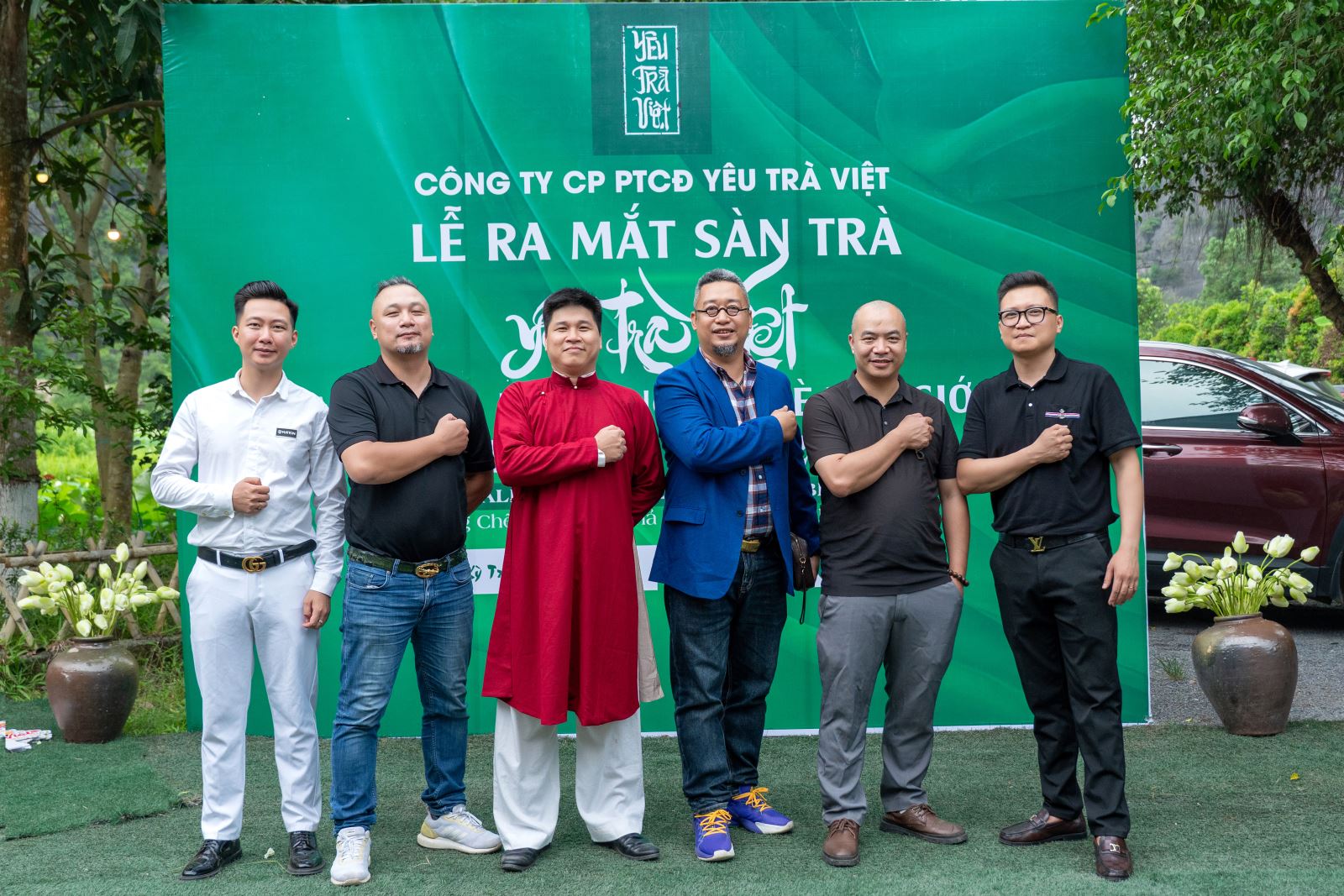 Đồng chí Cao Thái Sơn (ngoài cùng bên phải) - Đại diện cho thương hiệu trà SUGITEA tại sự kiện