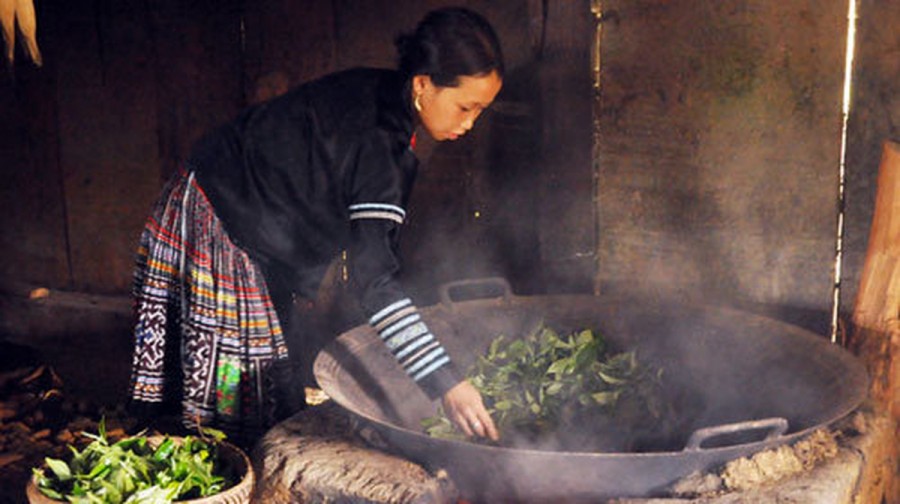 Xao chè thủ công